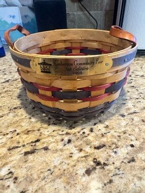 American tradition Basket in Brown, Red, Black